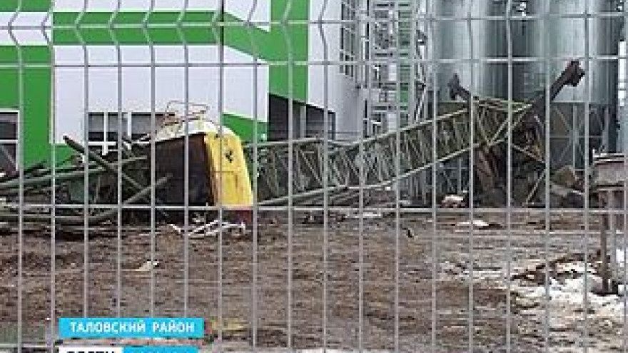 На стройплощадке в Таловой снова ЧП - упал башенный кран, погибла женщина