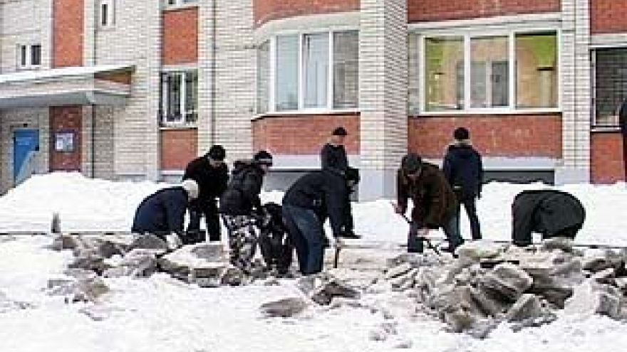Воронежцы, не дождавшись помощи от ТСЖ, взялись за лопаты