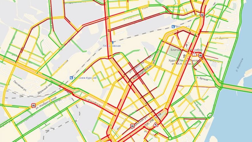 В центре Воронежа из-за неисправного светофора с японской системой парализовало движение