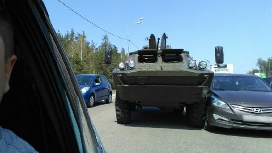 В Воронеже иномарка столкнулась с бронемашиной