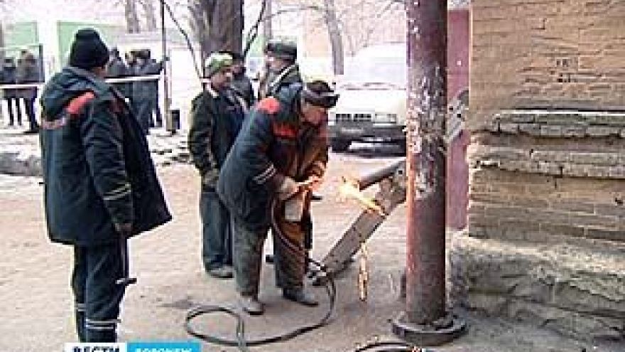 Водитель грузовика, маневрируя в арке одного из зданий, зацепил газовую трубу