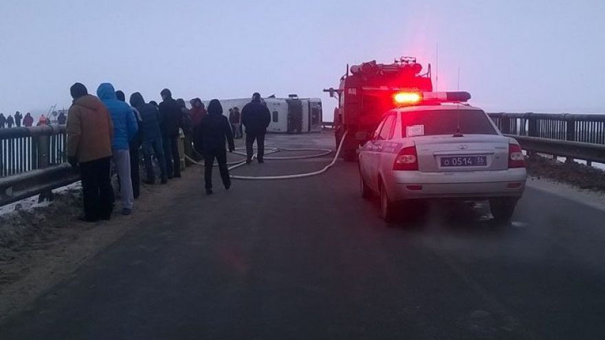 ФОТО: В Воронежской области, не войдя в крутой поворот, опрокинулась фура