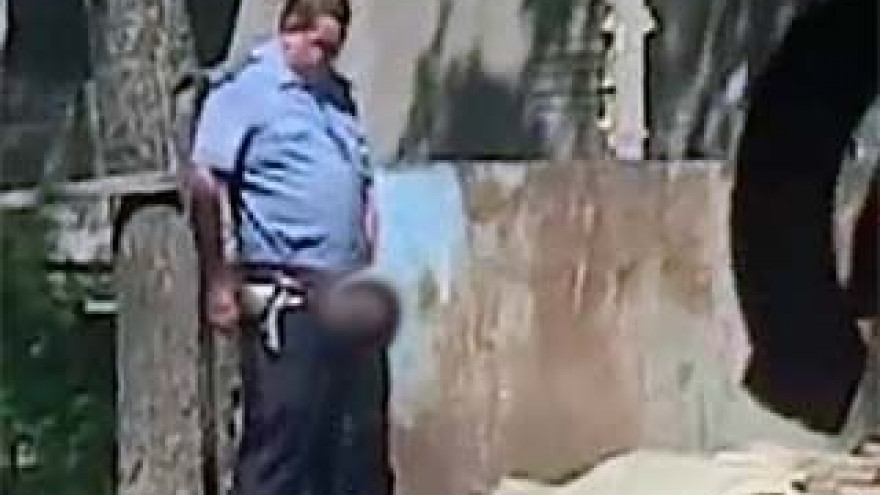 Писающий полицейский найден и уволен