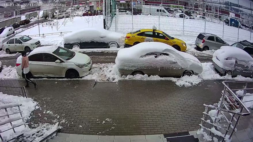 В Воронеже водитель такси врезался в припаркованное авто: видео появилось в сети