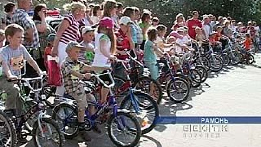 Сотрудники ГИБДД организовали детский велопробег под Рамонью