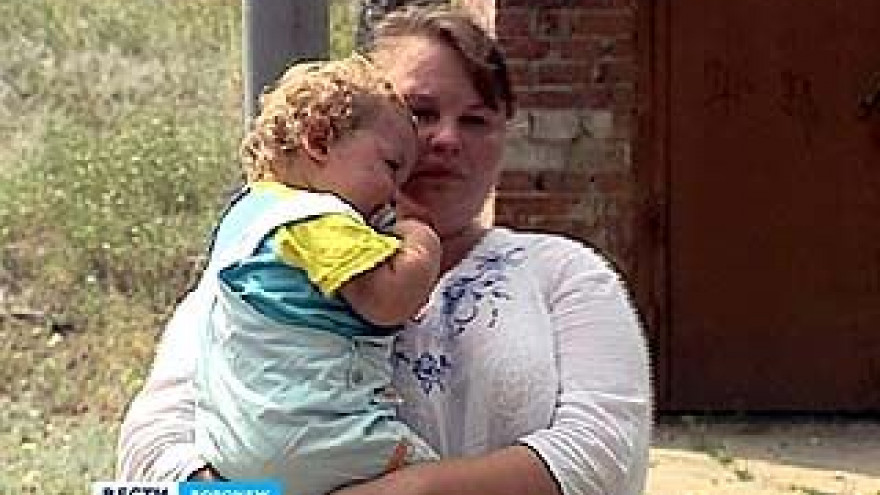 Многодетная мать-одиночка смогла вернуться в родительский дом только вместе с приставами