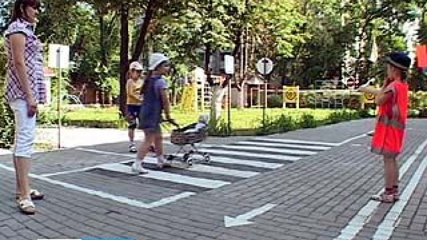 В одном из детских садов Воронежа построили миниатюрный полигон дорожного движения