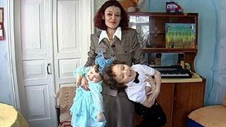 Cильно пьющей в прошлом женщине вернули двух маленьких детей