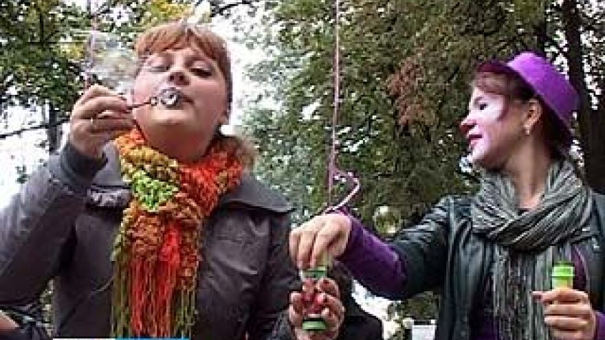 Участники флешмоба устроили на улицах Воронежа парад мыльных пузырей