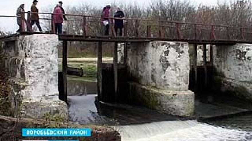 Импровизированную дамбу построили на речке в Воробьёвском районе