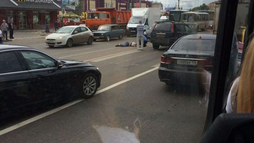 ФОТО: В Воронеже на пешеходном переходе сбили девушку