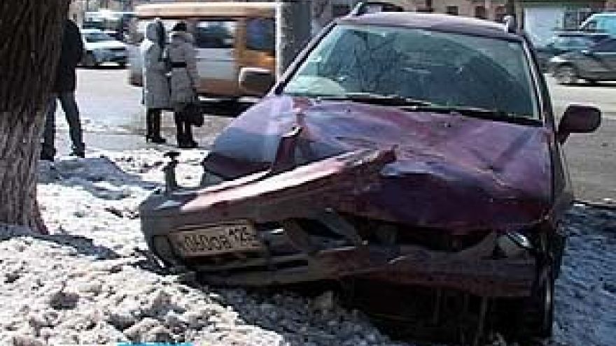 Автомобиль "Nissan" сбил на пешеходном переходе троих женщин