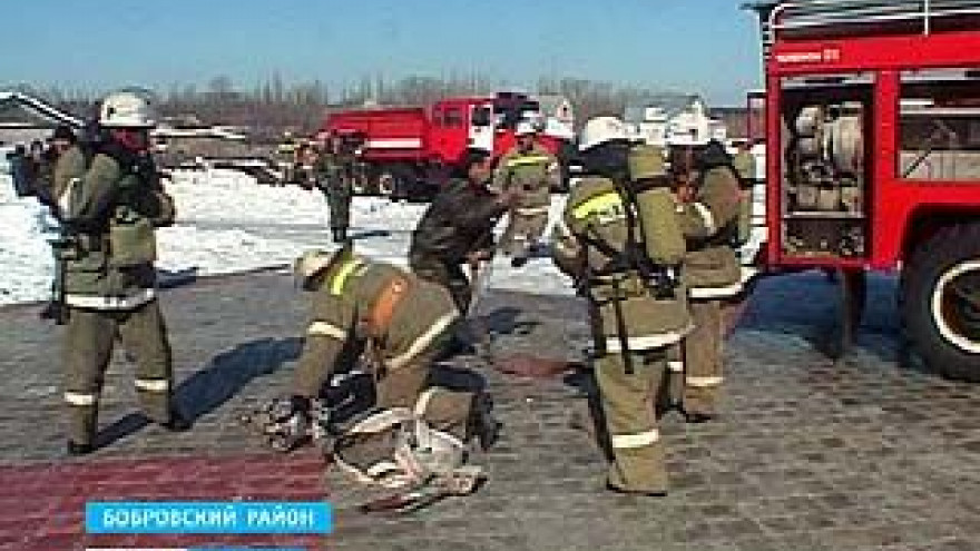 Сотрудники МЧС провели учения в селе Хреновое Бобровского района