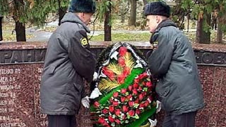 Воронежские милиционеры возложили венки к мемориалу в парке "Динамо"