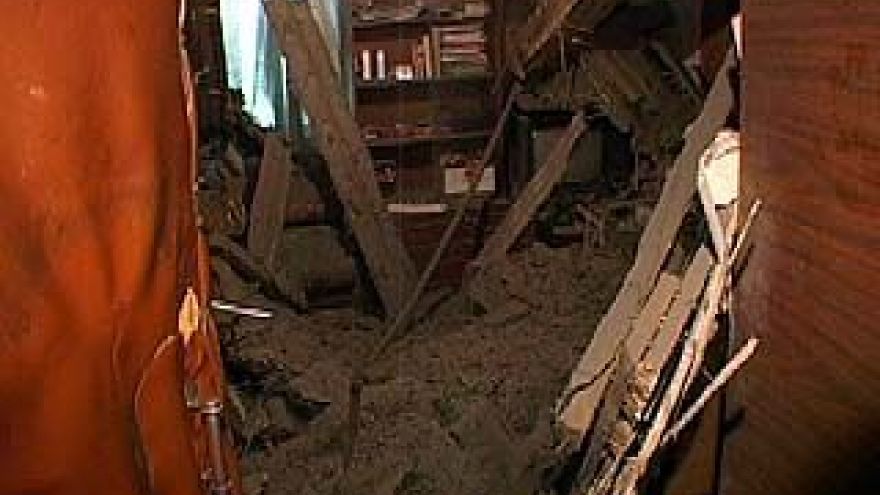 В общежитии на проспекте Труда обрушился потолок