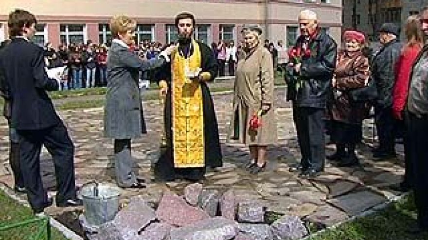 Заложили камень памяти учителям и ученикам школы ╧5, погибшим на войне
