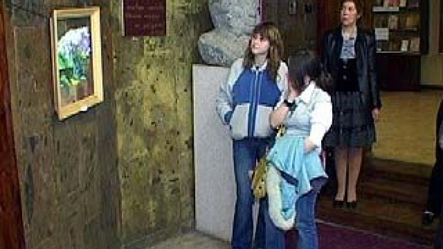 Художница Марина Симтарин передала в дар библиотеке 10 картин