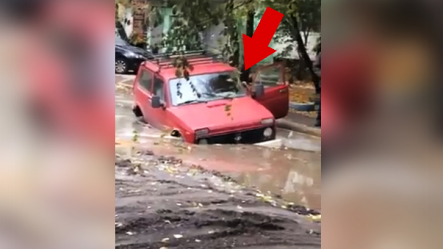 В Воронеже легковушка «утонула» в луже во дворе жилого дома