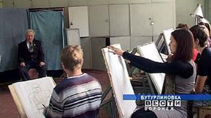 Студенты Бутурлиновского художественного училища рисуют ветеранов