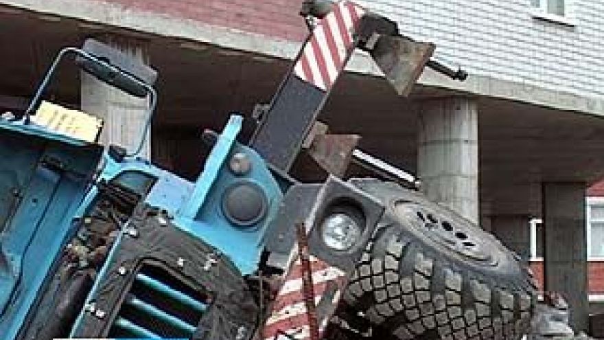 На одной из строек Воронежа рухнул автокран: есть пострадавшие