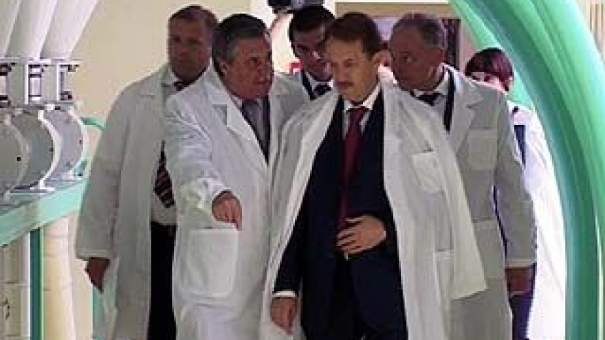 Губернатор Алексей Гордеев посетил мукомольный комбинат и хлебозавод