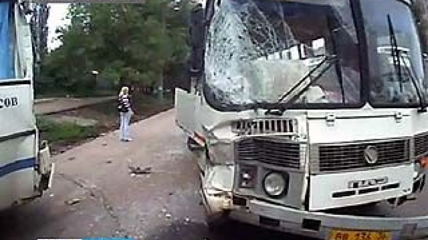 На улице 9 Января маршрута столкнулась со служебным автобусом