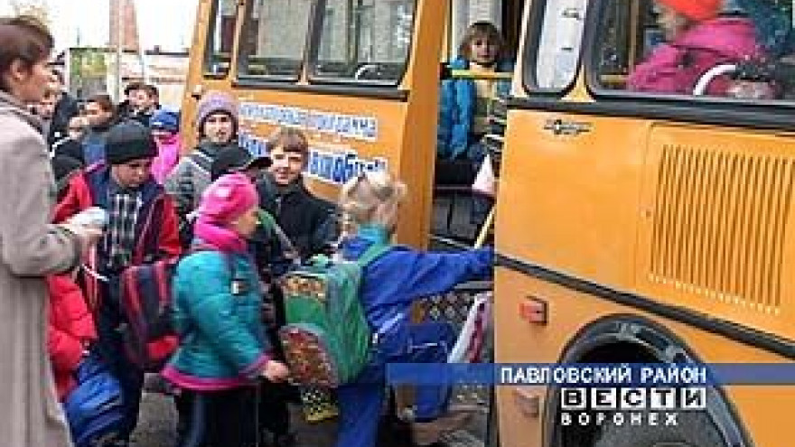 В поселок Лосево поступил третий школьный автобус