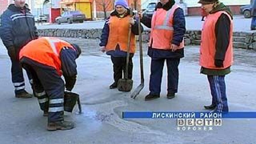 В Лисках начались первые работы по восстановлению дорожного покрытия