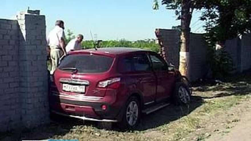Машина с московскими номерами пробила ограждение ВАСО