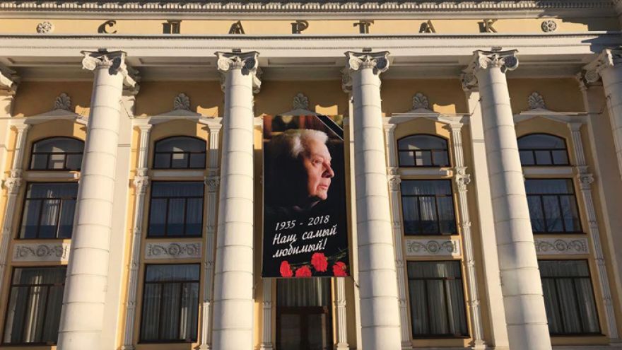 В память об Олеге Табакове воронежский кинотеатр вывесил огромный баннер
