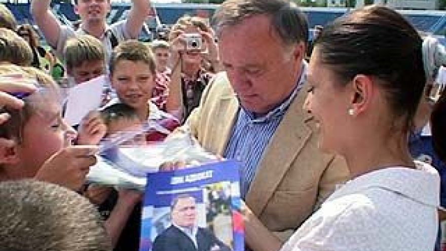 Юные воронежские футболисты стояли в очереди за автографами