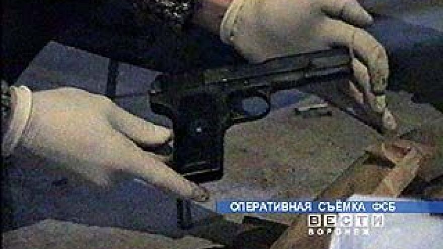23-летняя женщина выстрелила себе в висок из табельного оружия милиционера
