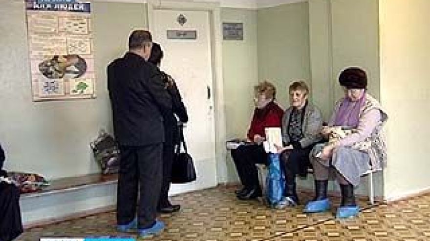 Если не пускают в бассейн без справки, в школу без "сменки", а в поликлинику без бахил - жалуйтесь