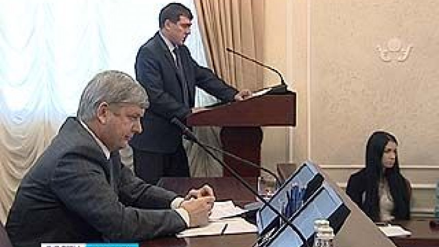 Глава города Александр Гусев остался недоволен темпами - подрядчики не укладываются в срок