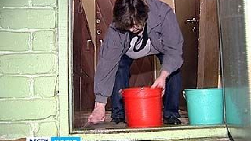 Накануне во время дождя затопило 9 этажей одного из домов по улице 25 Января