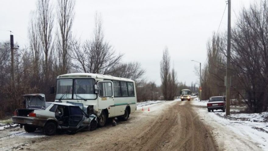 В Воронеже легковушка влетела в маршрутку: пострадали 3 человека