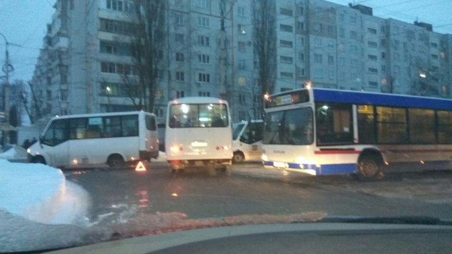 Авария с маршрутками спровоцировала 1,5-километровую пробку в Воронеже