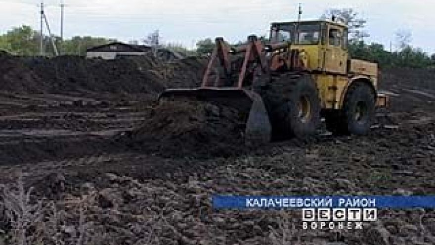 Калачеевцы за свой счет спасают обмелевший пруд