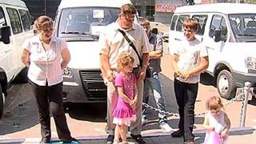 Воронежским многодетным родителям вручили новенькие автомобили
