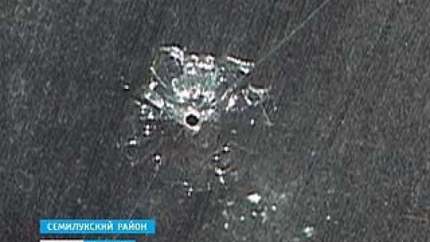 Хулиганы практикуются в стрельбе по мишеням в роли которых - окна жилых домов