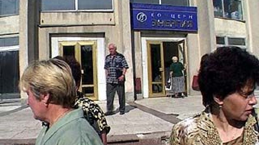 В НПО "Энергия" задерживают зарплату и нынешним рабочим и уволенным