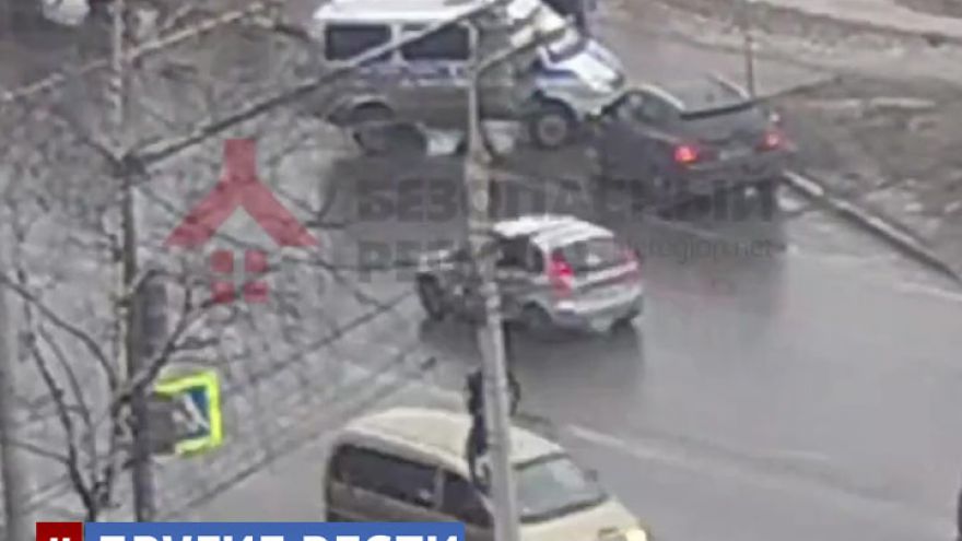 Мужчина с головой ушёл под землю на остановке общественного транспорта в Ярославле