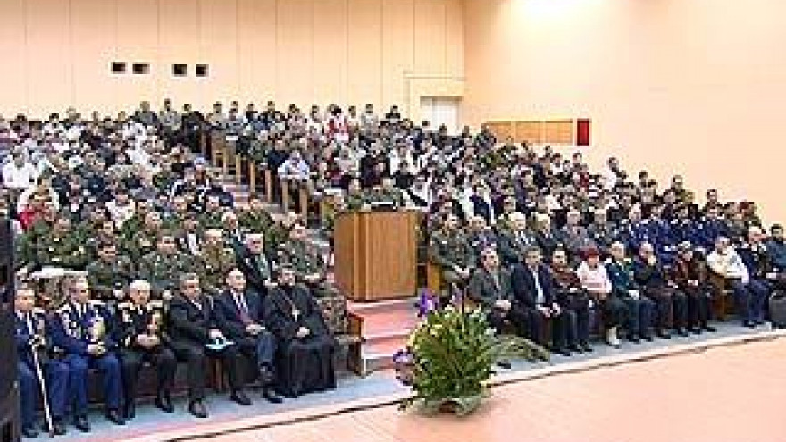 Офицеры, солдаты, призывники и родители собрались на традиционную встречу