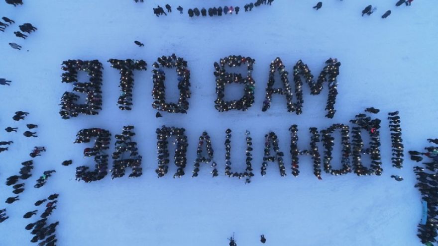 Жители Сибири выстроились в надпись «Это вам за пацанов!» в память о воронежском лётчике