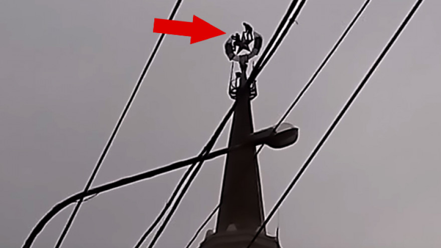 Двое воронежцев забрались на шпиль старого здания ради опасной фотосессии