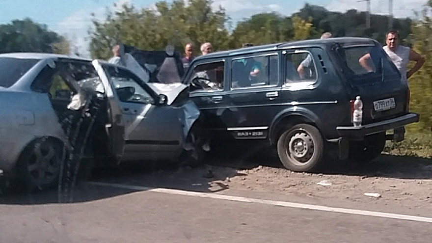 В Воронежской области при лобовом столкновении двух авто пострадали 6 человек