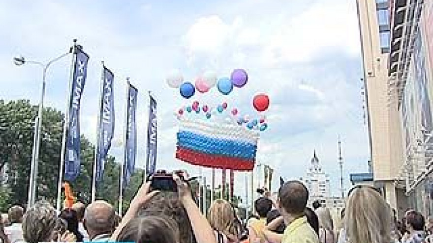 В День России у "Центра Галереи Чижова" запустили воздушный флаг