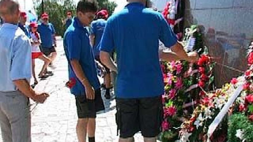 Участники автопробега возложили венки на Чижовском плацдарме