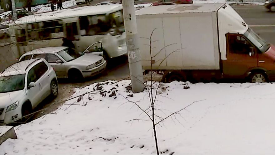 В Воронеже маршрутка снесла дверь иномарки: видео появилось в сети
