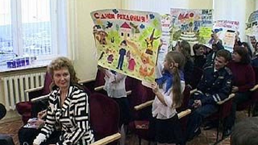 Школьники поздравили автоинспекторов с наступающим праздником